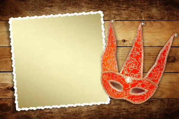 Карнавальная красная маска со старой бумагой для приветствия — стоковое фото