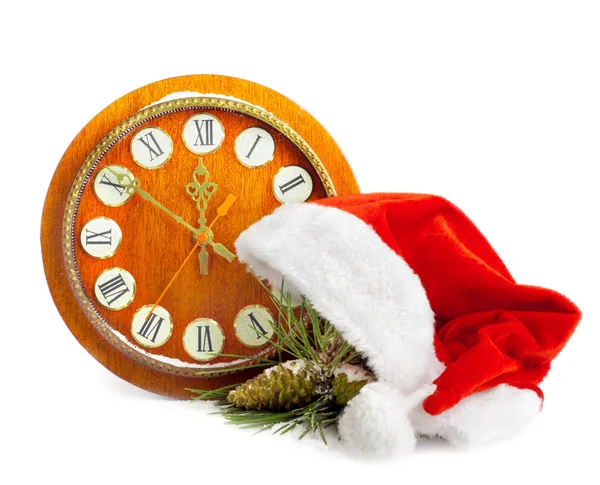 Sombrero, reloj y árbol de Navidad de Santa Claus aislados en la espalda blanca —  Fotos de Stock