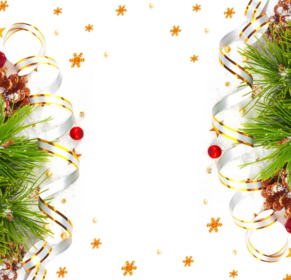 Rama de árbol de Navidad con serpentina dorada y esfera roja — Foto de Stock
