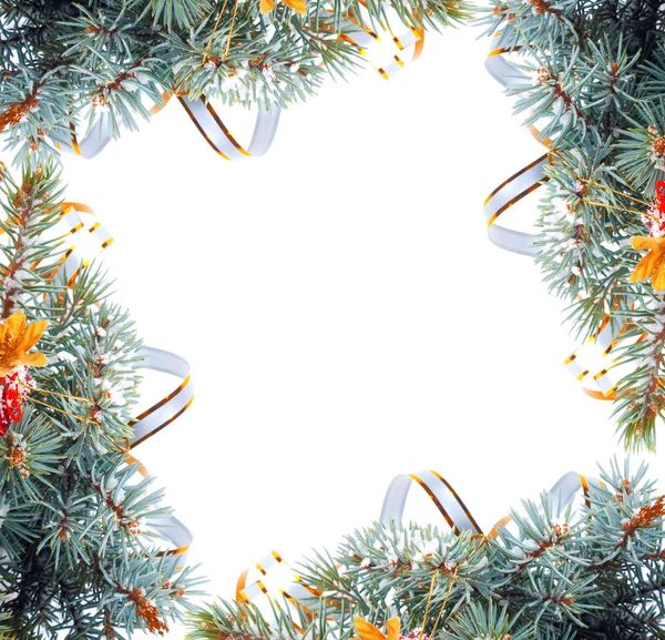 Kerstboom tak met goud serpentine en sterren — Stockfoto