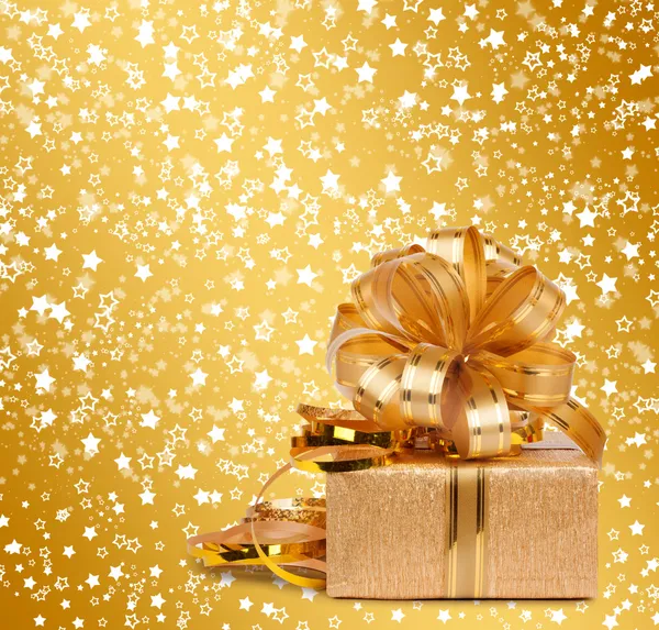 Confezione regalo in carta da regalo dorata — Foto Stock