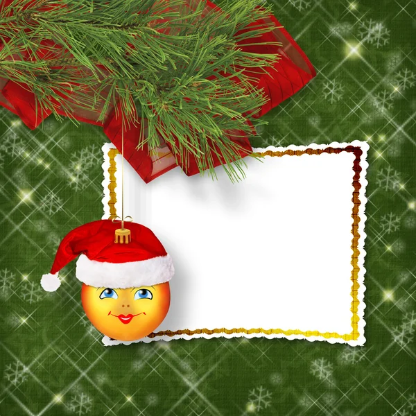 Bola de Natal no chapéu de Papai Noel com ramos de pinho em t — Fotografia de Stock