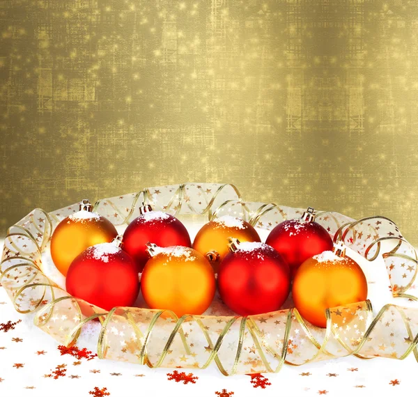 Christmas ball med gratulationskort på abstrakt mousserande baksidan — Stockfoto