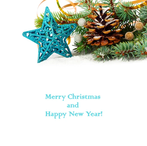 Ramo de árvore de Natal com serpentina de ouro e estrela no bac branco — Fotografia de Stock