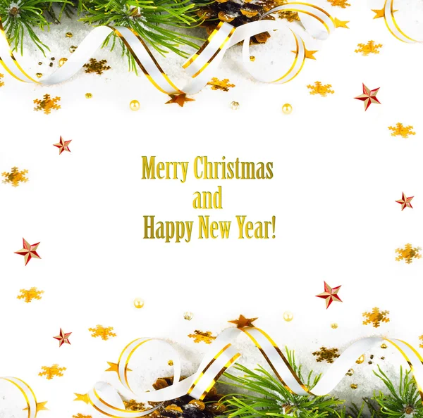 Kerst fir tak met dennenappels, gouden slingers en sterren o — Stockfoto