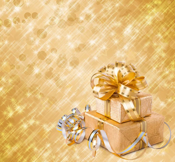 Doos van de gift in goud inpakpapier — Stockfoto