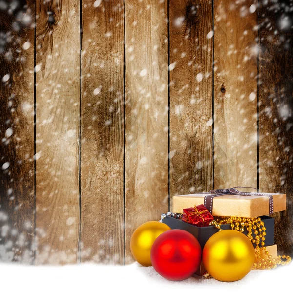 黄金礼品盒圣诞球与美丽串珠花环 — 图库照片