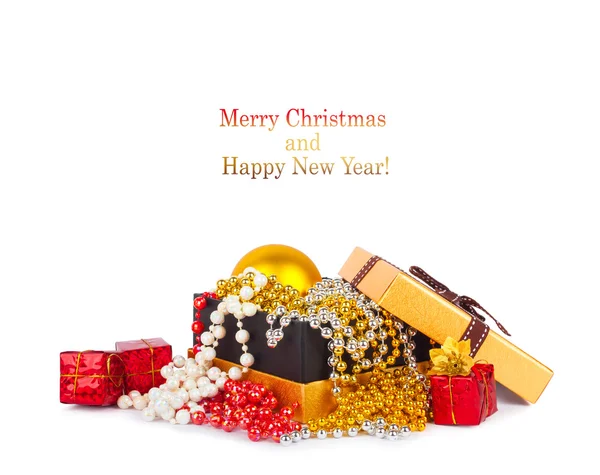 Caja de regalo de oro con bolas y guirnaldas de Navidad —  Fotos de Stock