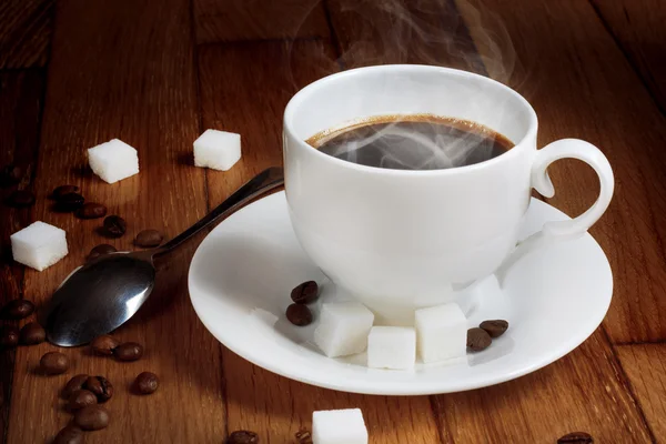 Café fresco caliente en una taza blanca con azúcar — Foto de Stock
