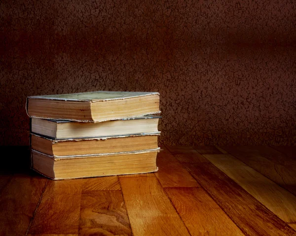 Stapel van oude boeken op een mooie houten tafel — Stockfoto