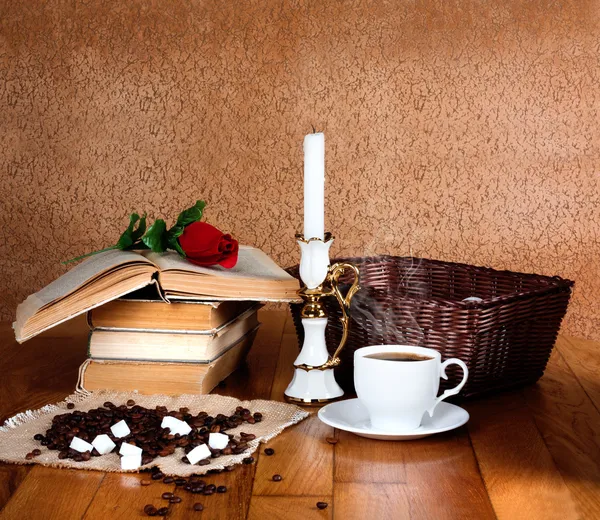 Hot cup of fresh coffee on the wooden table and stack of books t — Stock Photo, Image