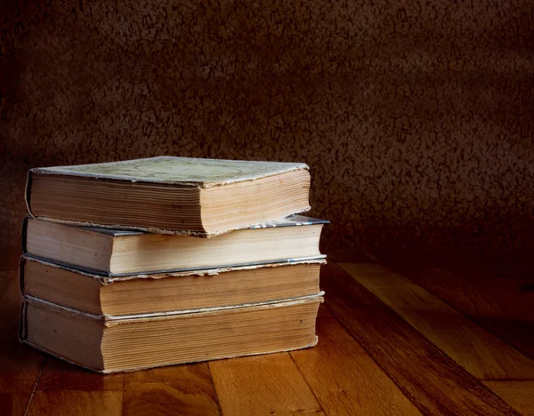 Pilha de livros antigos em uma bela mesa de madeira — Fotografia de Stock