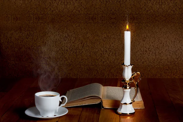 ahşap tablo mum ve boo taze kahve fincan sıcak