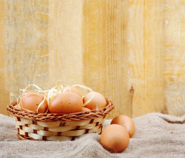 ahşap duvar arka planda saman içinde taze tavuk yumurta yuva