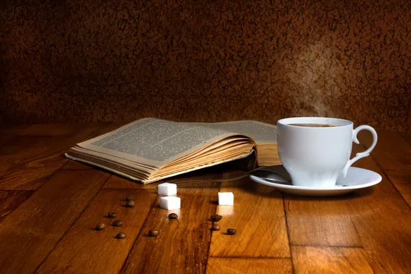 Gorący kubek świeżej kawy na drewnianym stole i stos książek — Zdjęcie stockowe