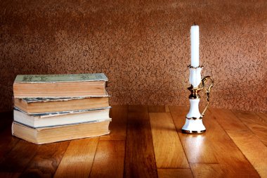 eski kitap şamdan ile yığını