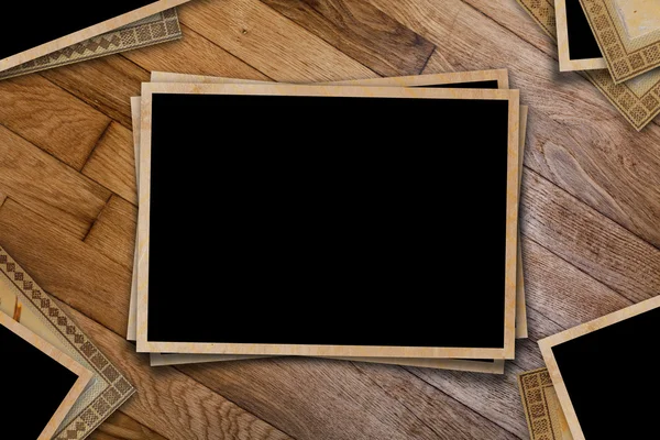 En bunt med gamla vykort och ramar på ett träbord — Stockfoto