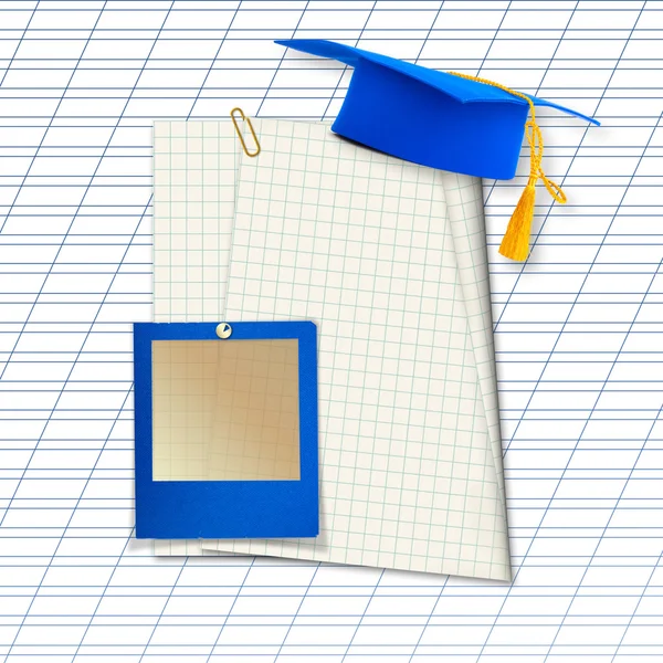 Bordo di malta o cappuccio di graduazione con lo scorrevole blu sullo sfondo — Foto Stock