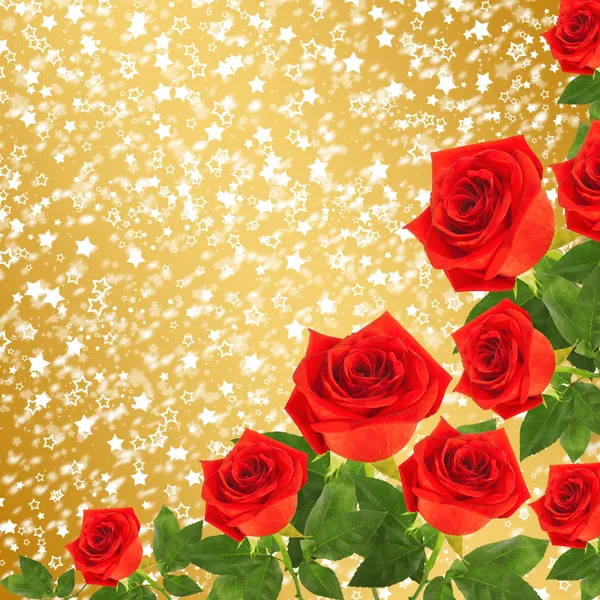 Rote Rose mit grünen Blättern auf dem abstrakten Gold-Hintergrund — Stockfoto