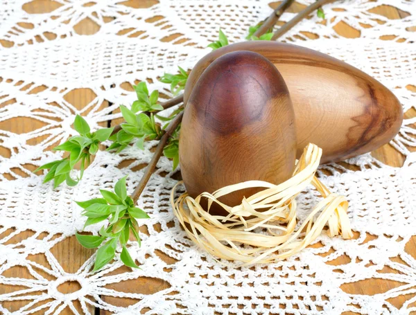 Huevos de Pascua decorativos de madera con rama verde en una hermosa l —  Fotos de Stock