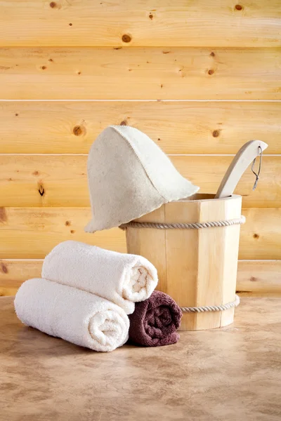 Tradiční dřevěná sauna pro relaxaci s kbelíku s vodou a — Stock fotografie