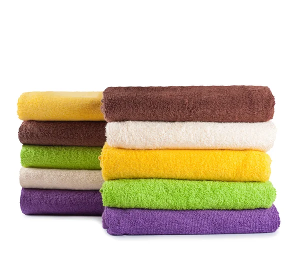 Pilha de toalhas frescas limpas isoladas em fundo branco — Fotografia de Stock