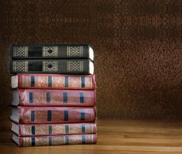 Pile de vieux livres sur une belle table en bois — Photo