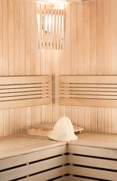 Sauna tradicional de madera para relajarse con sombrero de fieltro —  Fotos de Stock