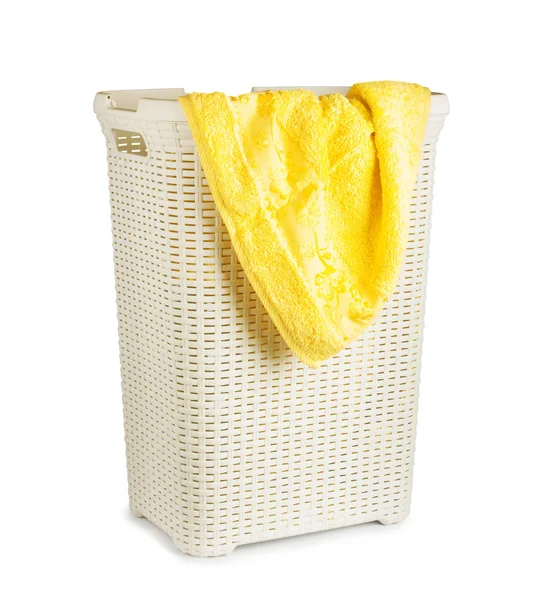 白い背景で隔離洗濯かごのテリー織りのタオル — ストック写真