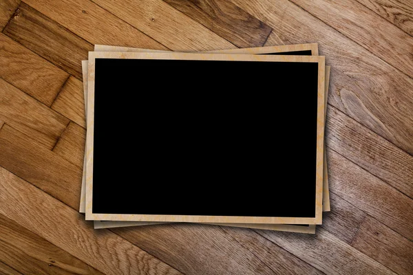 Een stapel van oude postkaarten en frames op een houten tafel — Stockfoto