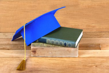 üstünde belgili tanımlık tepe-in yığın kitap kolej mezuniyet