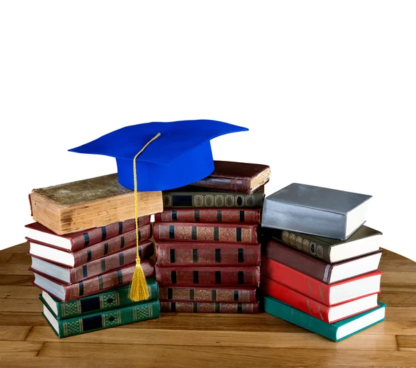 Afstuderen mortarboard boven op de stapel boeken — Stockfoto