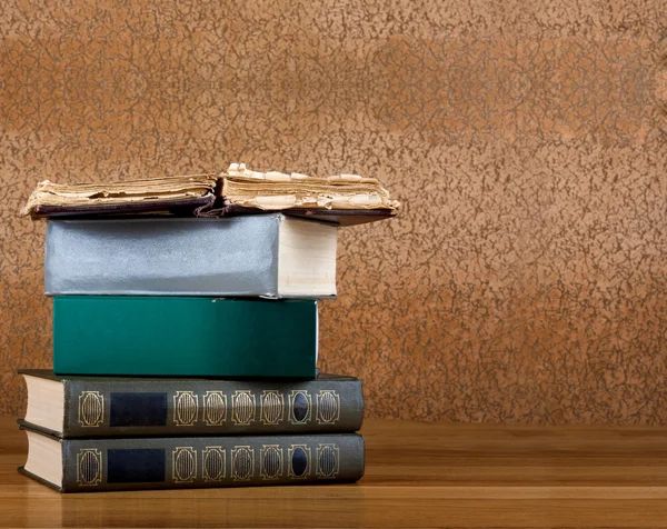 Pile of old books on a beautiful wooden table — Stock Photo, Image