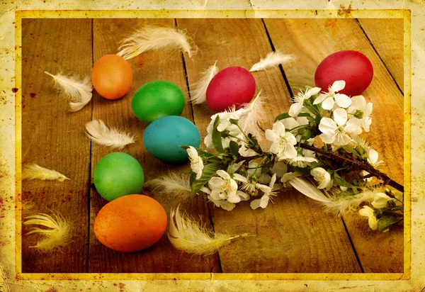 Grunge oude gesneden ansichtkaart met eieren te vieren Pasen — Stockfoto