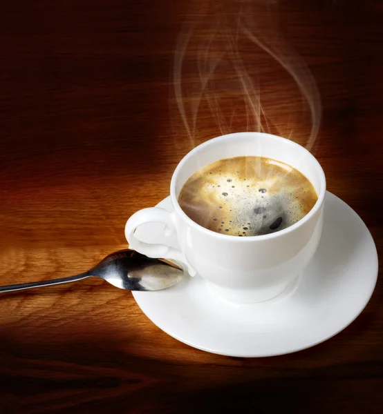 Horké čerstvé kávy v šálku bílé s lžící na dřevěný stůl — Stock fotografie