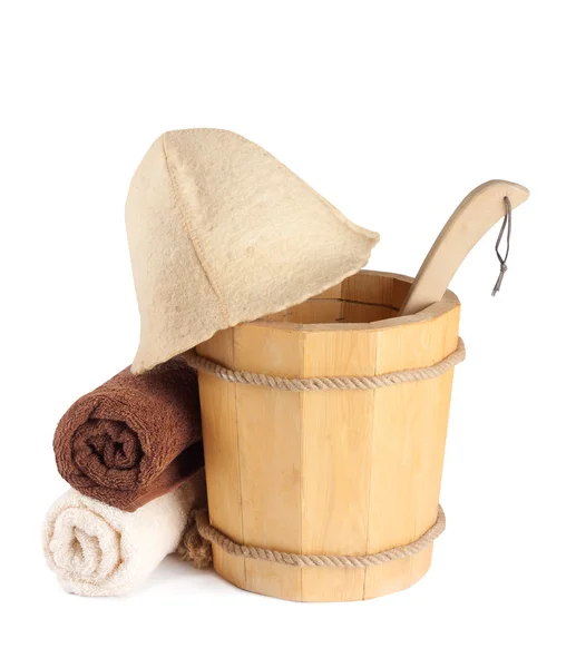 Wooden bucket with ladle and towels for the sauna — Stock Photo, Image