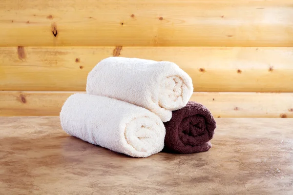 Παραδοσιακά ξύλινα σάουνα για χαλάρωση με σύνολο καθαρές πετσέτες — Φωτογραφία Αρχείου
