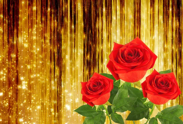 ゴールドの抽象的な背景に緑色の葉と赤いバラ — ストック写真