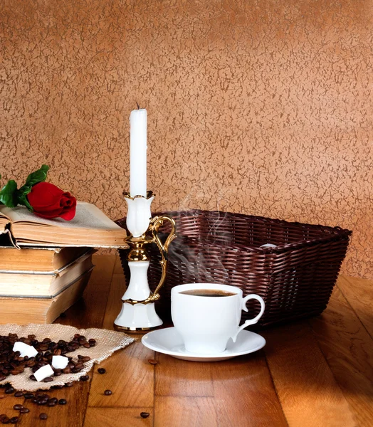 Taza caliente de café fresco en la mesa de madera y pila de libros —  Fotos de Stock