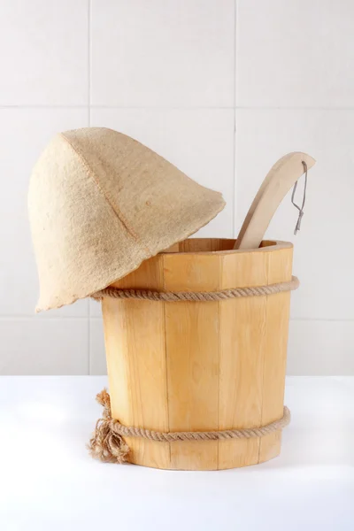 Balde de madeira com concha para a sauna sobre fundo branco — Fotografia de Stock