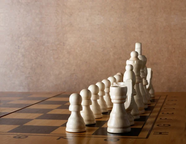Tablero de ajedrez de madera con figuras — Foto de Stock