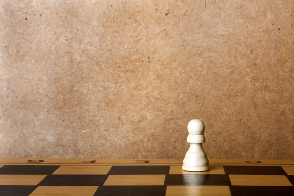 Шахова дошка з білою фігурою — стокове фото