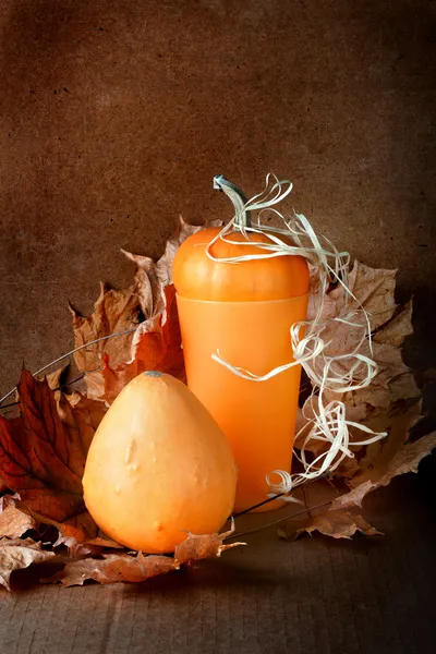 Stapel van pompoenen met herfst gebladerte — Stockfoto