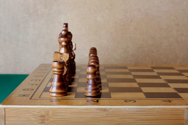 Дерев'яна шахова дошка з фігурами — стокове фото