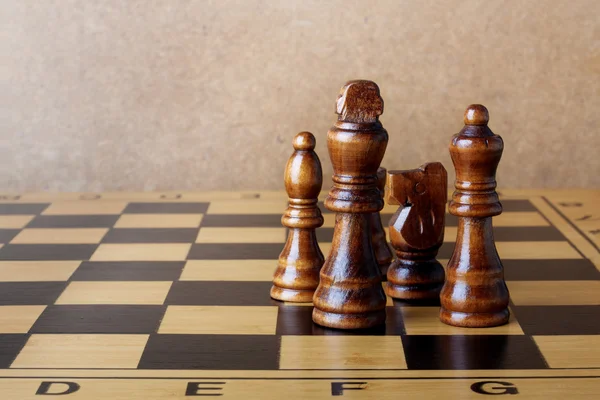 Tablero de ajedrez de madera con figuras — Foto de Stock