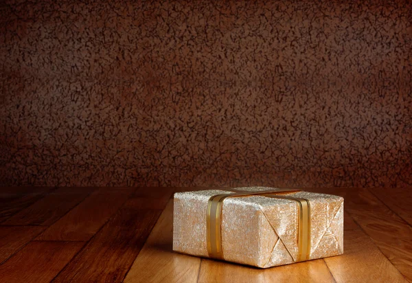 金の包み紙のギフト ボックス — ストック写真