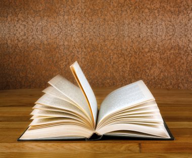 eski açık kitap