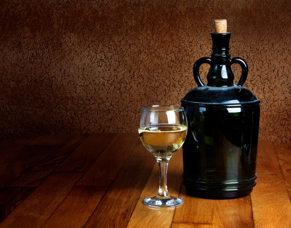旧瓶落满灰尘和杯白葡萄酒 — 图库照片