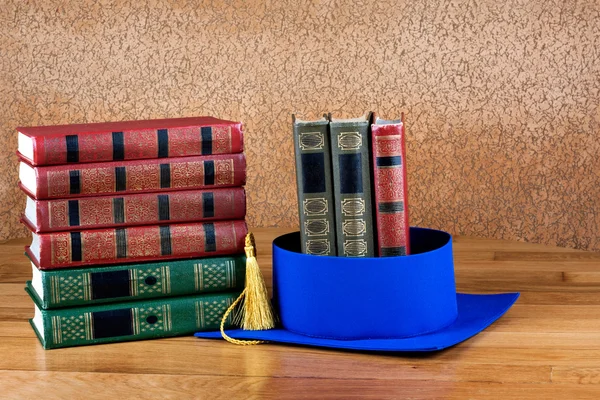 Mortero de graduación encima de la pila de libros — Foto de Stock