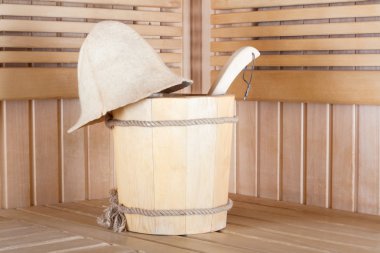 Ahşap sauna kova su ile